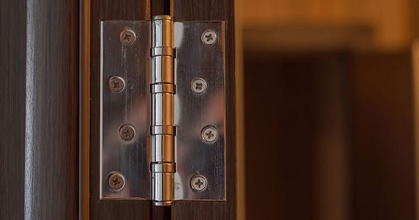 Bản lề cửa gỗ giúp nối 2 cánh cửa lại với nhau